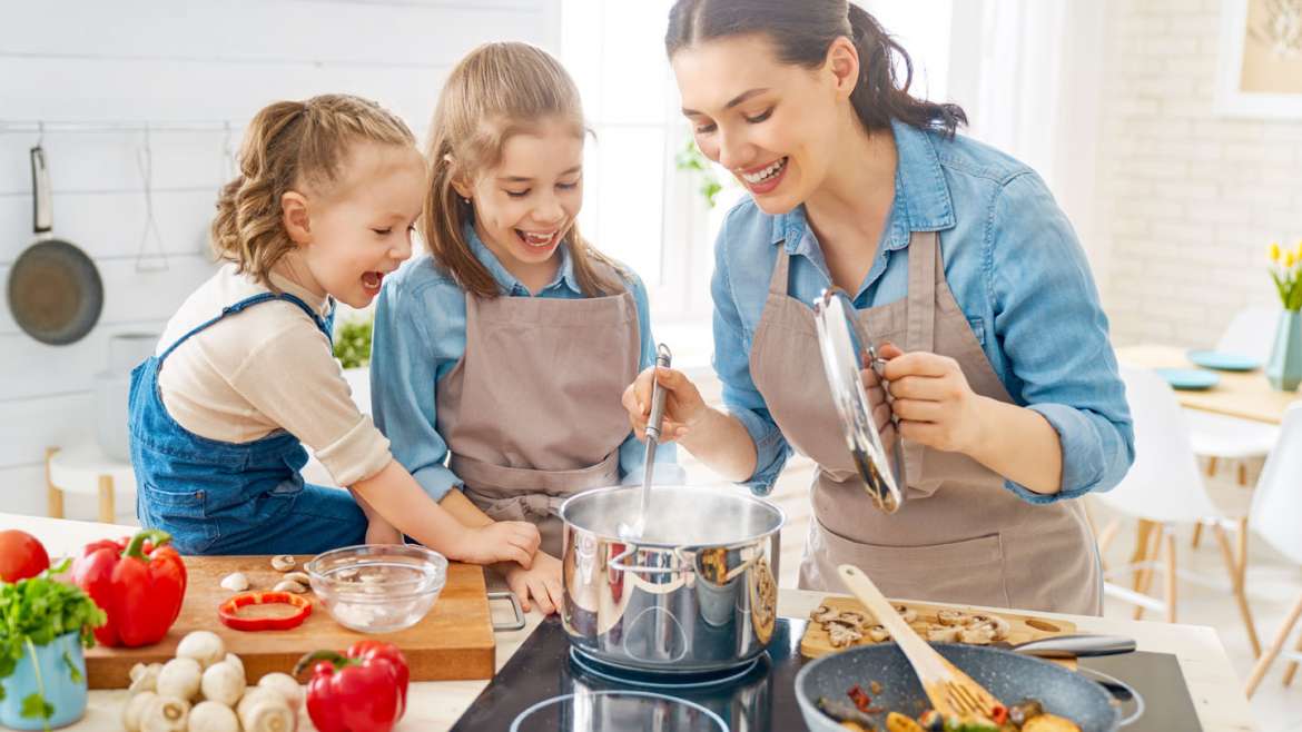 12 razlogov, zakaj je kuhanje za otroke edinstvena šola za življenje