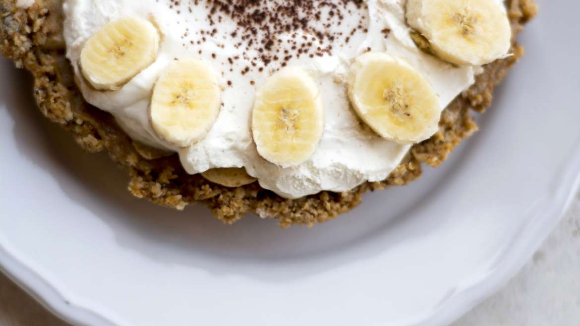 Veganska bananino-karamelna pita brez pečice