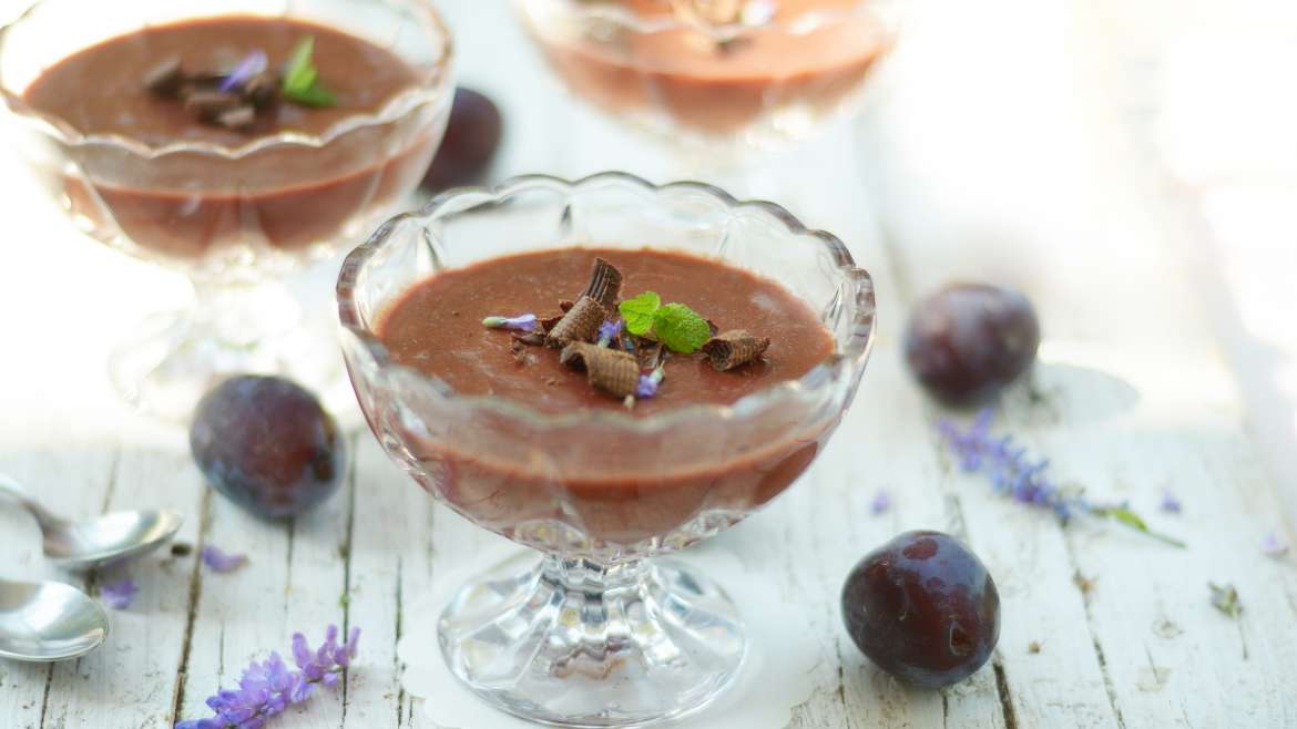 Slivov puding s temno čokolado