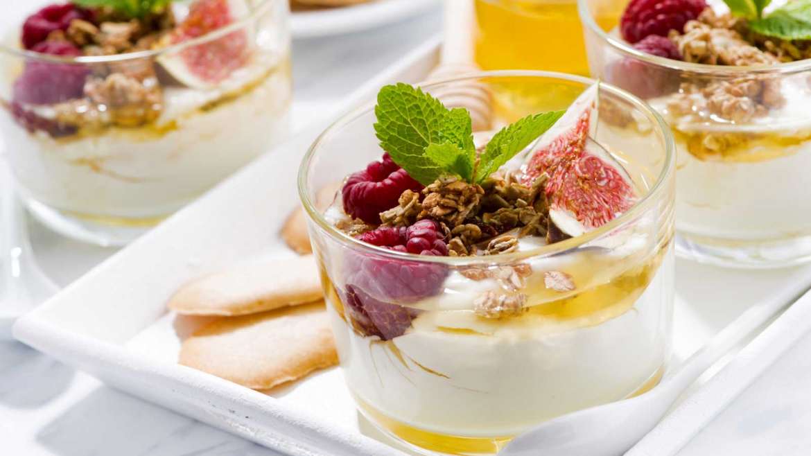 Grški jogurt z medom, figami in granolo