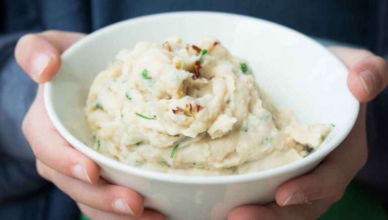 Namaz iz belega fižola in karamelizirane čebule