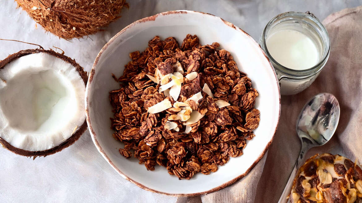 Domača granola s kokosom in čokolado