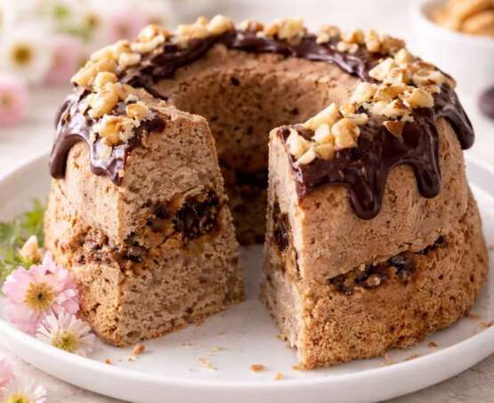 Ajdov kolač z orehovim nadevom in suhimi slivami (brez glutena in mlečnih izdelkov)